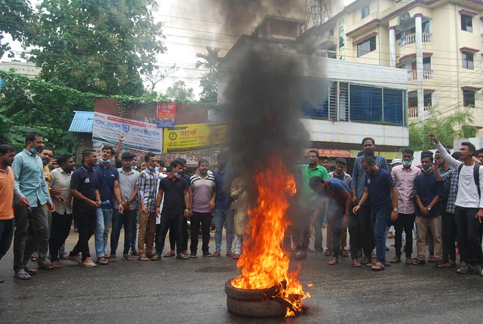 ধর্ষকদের শাস্তির দাবিতে এমসি কলেজের সামনে ছাত্রলীগের বিক্ষোভ