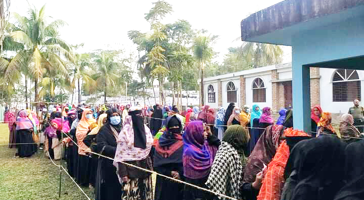 স্বত:স্ফুর্ত নির্বাচনে নারী ভোটারদের উপস্থিতি ছিল লক্ষণীয়