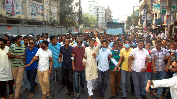 দেশব্যাপী নৃশংস হত্যাকান্ডের প্রতিবাদে সিলেটে স্বেচ্ছাসেবক দলের বিক্ষোভ মিছিল