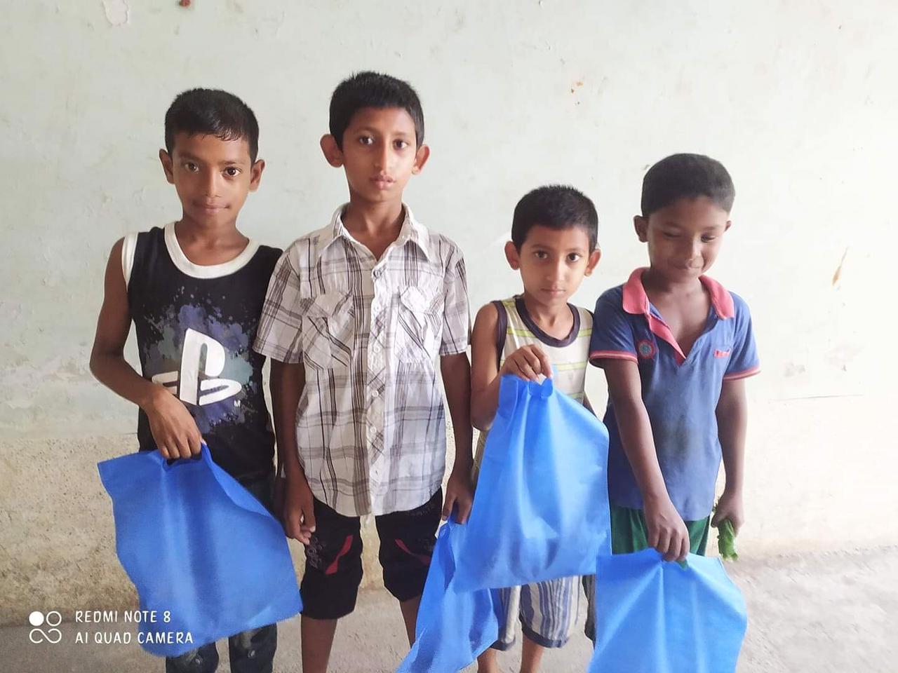 অসহায় ও এতিম শিশুদেরকে ঈদের জামা কাপড় পৌছে দিচ্ছে শাহজালাল কলেজের সাবেক ও বর্তমান শিক্ষার্থীরা