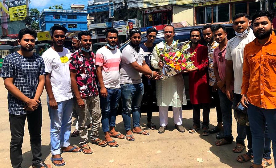 টিলাগড় ক্লাবের নব নির্বাচিত সভাপতি কাউন্সিলর আজাদকে ছাত্রলীগ নেতা রায়হানের সংবর্ধনা