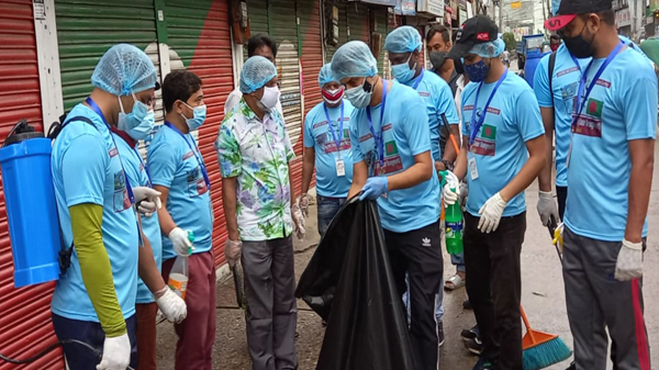 মেয়র আরিফকে সাথে নিয়ে স্টুডেন্ট ইউনিটি’র পরিচ্ছন্ন অভিযান