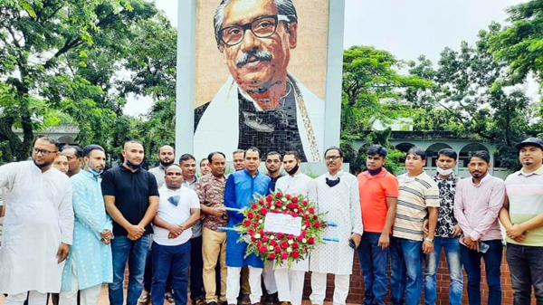 বঙ্গবন্ধুর প্রতিকৃতিতে মহানগর স্বেচ্ছাসেবক লীগের পুস্পস্তবক অর্পণ