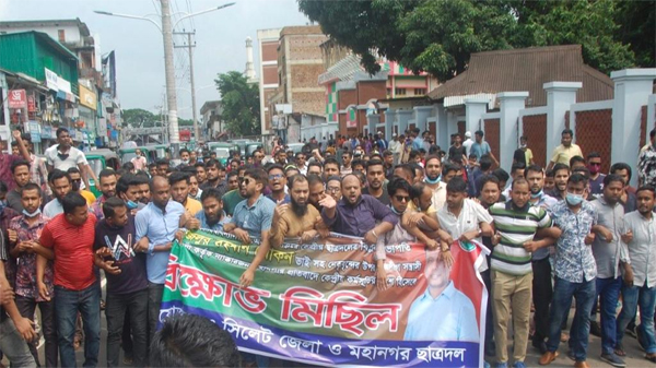 ঢাবিতে ছাত্রদলের সভাপতিসহ নেতৃবৃন্দের উপর ছাত্রলীগের হামলার প্রতিবাদে সিলেট জেলা ও মহানগর ছাত্রদলের বিক্ষোভ