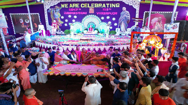 স্বামী প্রভুপাদের ১২৫তম আবির্ভাব ইসকন মন্দিরে ১২৫ পাউন্ড ওজনের কেক কাটা