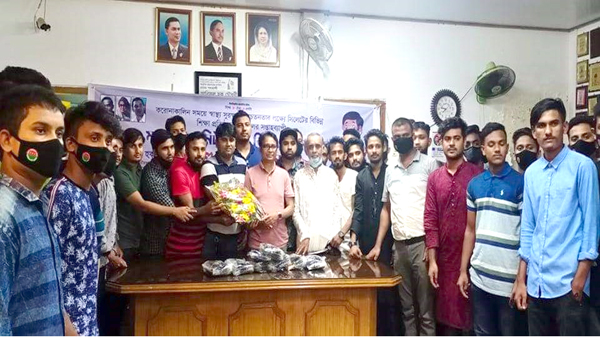 ব্যারিষ্টার এম.এ সালামকে ছাত্রদলের ফুলেল শুভেচ্ছা