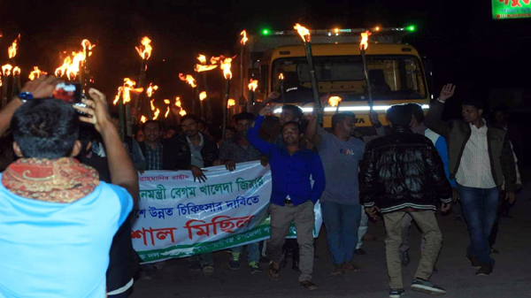 খালেদা জিয়ার সু-চিকিৎসার দাবিতে কোম্পানীগঞ্জ স্বেচ্ছাসেবক দলের মশাল মিছিল