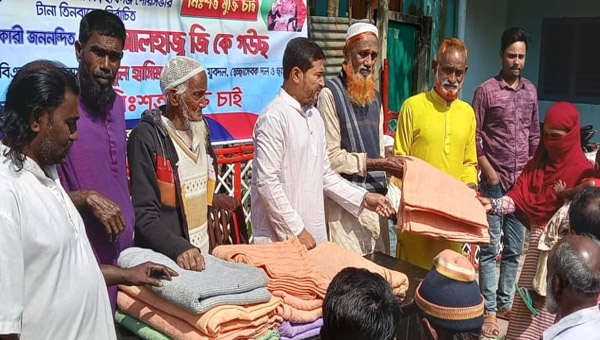 শীতার্ত মানুষের হাতে শীতবস্ত্র তুলে দেন বিএনপি’র নেতা খালেদুর রশীদ ঝলক