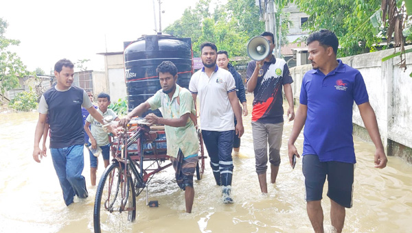 বিশুদ্ধ পানি নিয়ে বন্যার্তদের পাশে মানবিক টিম সিলেট