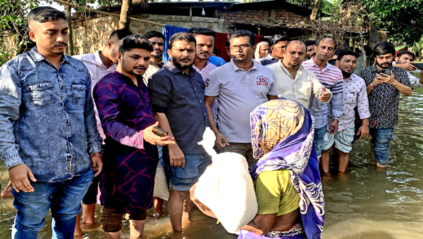 বন্যার্তদের পাশে সিলেট মহানগর যুবলীগ