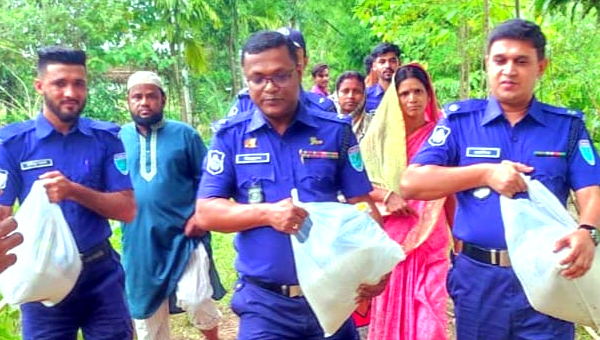 বন্যায় ক্ষতিগ্রস্ত পরিবারের পাশে বিয়ানীবাজার থানা পুলিশ