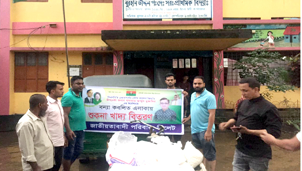 ছাত্রদল নেতা মুনিমের উদ্যোগে বন্যার্তদের মাঝে খাবার বিতরণ