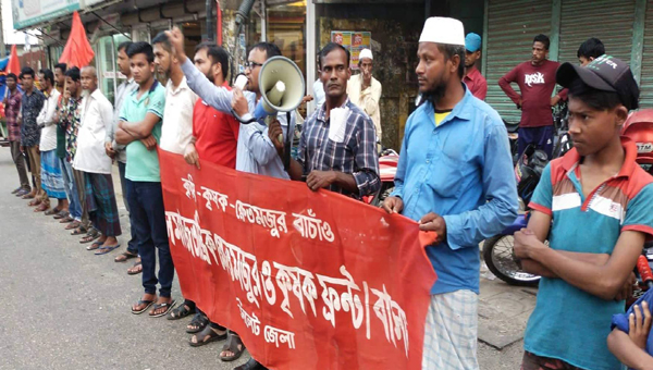 বন্যায় ক্ষতিগ্রস্থ কৃষকদের ক্ষতিপূরণ দেওয়ার দাবি