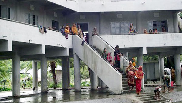 আশ্রয়কেন্দ্রে বেশি ঝুঁকিতে নারীরা