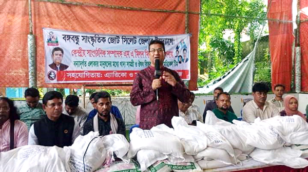 সিলেটে বন্যার্তদের মাঝে বঙ্গবন্ধু সাংস্কৃতিক জোটের খাদ্যসামগ্রী বিতরণ