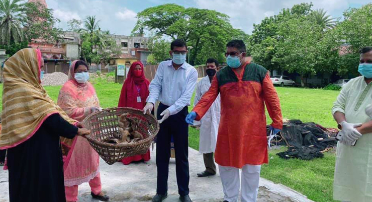 দরিদ্র পরিবারকে ৫শ হাঁস প্রদান করলেন জেলা প্রশাসক