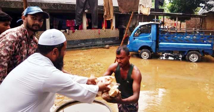 সিলেটে পানি বন্দী মানুষের মাঝে ইসলামী আন্দোলনের ত্রাণ বিতরণ