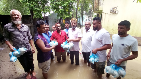 পানিবন্দী মানুষের পাশে আওয়ামী লীগের নেতাকর্মীরা রয়েছে: মোঃ আজম খাঁন