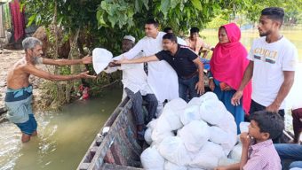 ছাত্রলীগ নেতা তোফায়েল আহমদ’র পক্ষ থেকে বন্যার্তদের মাঝে ত্রাণ বিতরণ