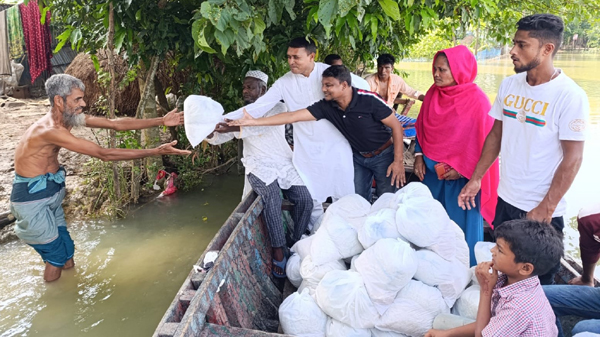 ছাত্রলীগ নেতা তোফায়েল আহমদ’র পক্ষ থেকে বন্যার্তদের মাঝে ত্রাণ বিতরণ