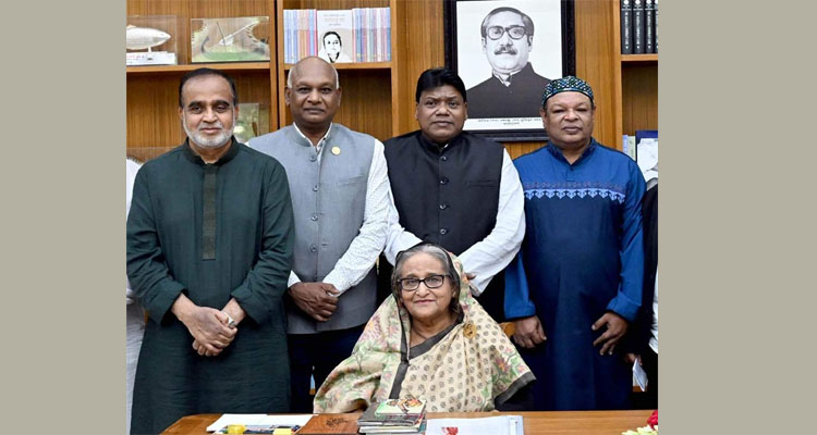 প্রধানমন্ত্রীর সাথে সাক্ষাৎ করে দোয়া নিলেন বিশ্বনাথ উপজেলার সাবেক চেয়ারম্যান নুনু মিয়া