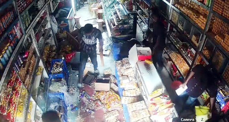 জেলা যুবলীগের সাবেক নেতা লন্ডন প্রবাসী সাইদুরের ব্যবসা প্রতিষ্ঠানে হামলা ও লুটপাট
