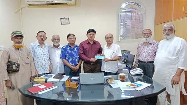 প্রধান উপদেষ্টার ত্রাণ তহবিলের অর্থ প্রদান করলো মুক্তিযোদ্ধারা