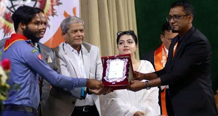 শ্রেষ্ঠ যুব সংগঠকের অ্যাওয়ার্ড পেলেন বড়লেখার রাসেল