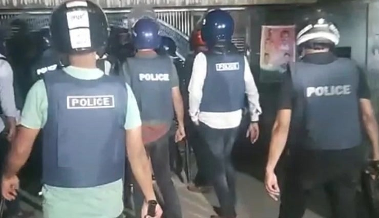 বাঞ্ছারামপুরে আওয়ামীলীগ নেতার বাড়িতে পুলিশের অভিযান