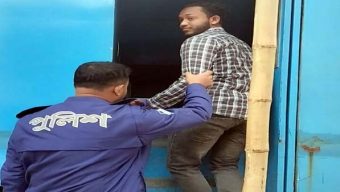 ছাত্রশিবির নেতা রাকিবকে গ্রেফতার করছে পুলিশ