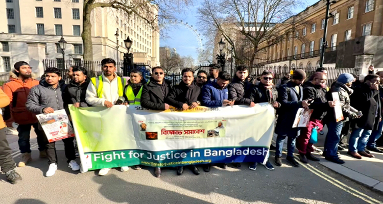 হামলা ভাংচুর ও অগ্নিসংযোগের প্রতিবাদে লন্ডনে প্রতিবাদ সমাবেশ