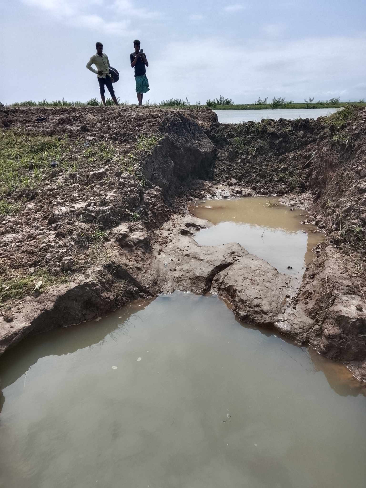 ইজারাদারদের মাছ শিকারে হাওরের বাঁধ কেটে সর্বনাশ