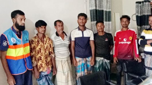 ছাতকে বালু বোঝাই ৯টি নৌকাসহ আটক ৭
