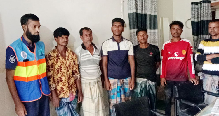 ছাতকে বালু বোঝাই ৯টি নৌকাসহ আটক ৭