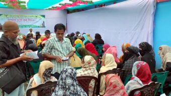 মরহুম মনা উল্লা ফাউন্ডেশনের উদ্যোগে চারশ পরিবারকে নগদ অর্থ প্রদান