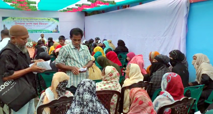 মরহুম মনা উল্লা ফাউন্ডেশনের উদ্যোগে চারশ পরিবারকে নগদ অর্থ প্রদান