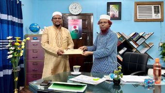 সড়ক দূর্ঘটনায় ক্ষতিগ্রস্থ ব্যক্তিকে চেক হস্তান্তর করলো সাধারণ বীমা কর্পোরেশন