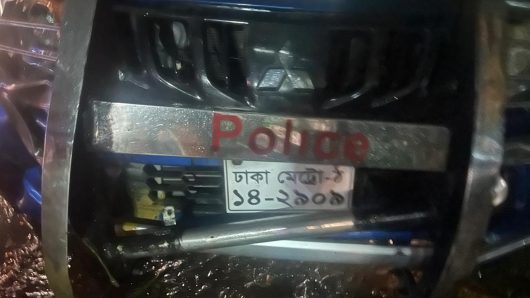 সিএনজি অটোরিকশায় পুলিশ ভ্যানের ধাক্কা, গাড়ি ভাংচুর, চালককে মারধর