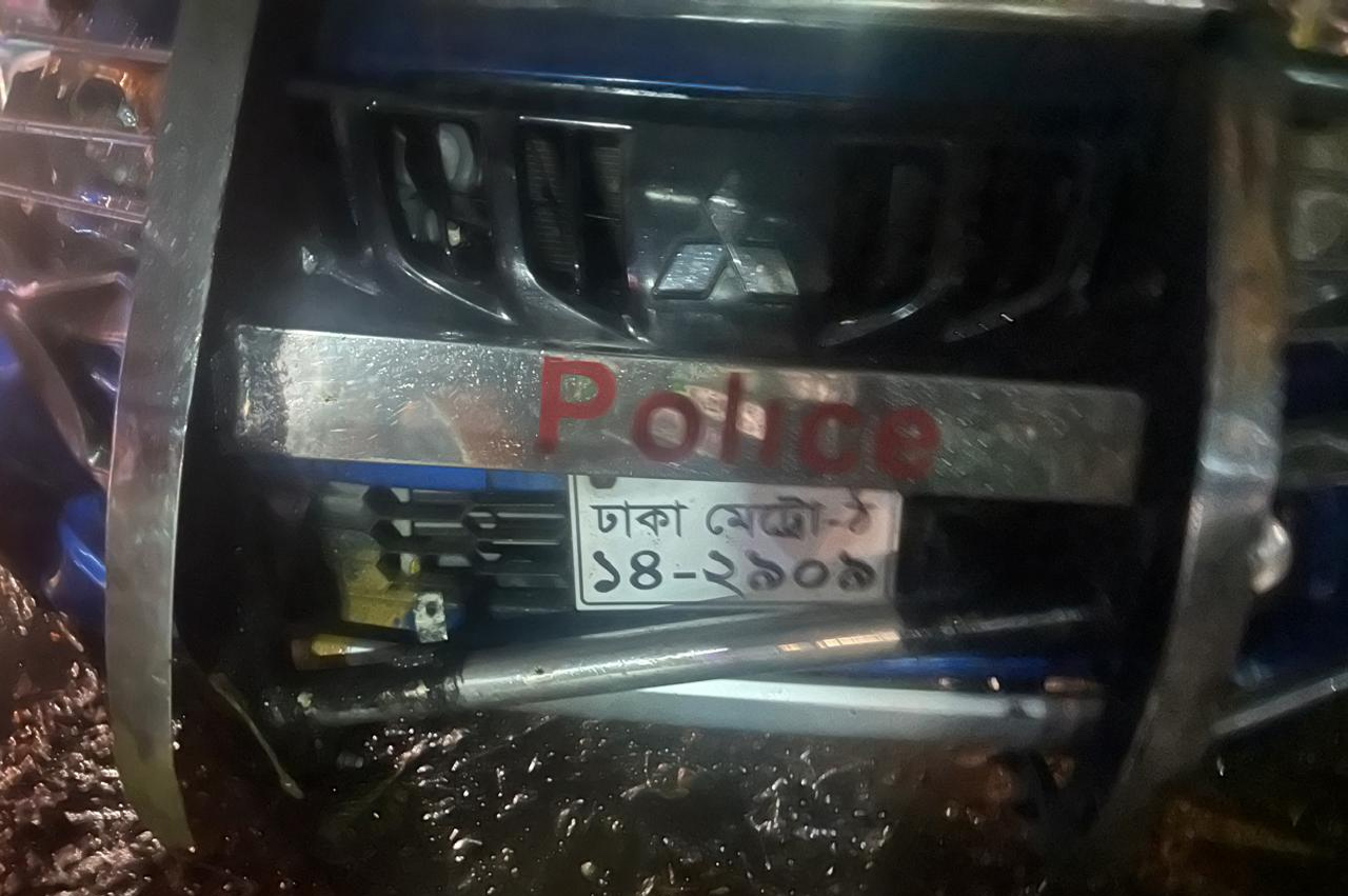 সিএনজি অটোরিকশায় পুলিশ ভ্যানের ধাক্কা, গাড়ি ভাংচুর, চালককে মারধর