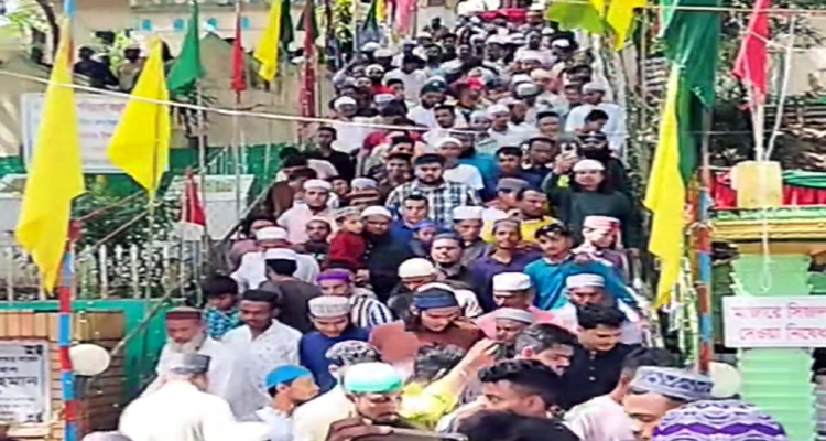 আখেরি মোনাজাত-শিরণী বিতরণের মধ্য দিয়ে শাহপরাণ (রহ.) মাজার শরীফের উরুস মাহফিল সম্পন্ন