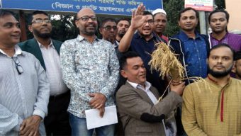 মো: শামীম আহমদ চৌধুরীর উদ্যোগে ৩১ দফা কর্মসূচি বাস্তবায়নে লিফলেট বিতরণ
