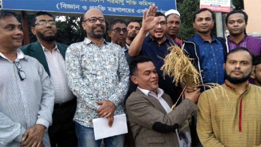মো: শামীম আহমদ চৌধুরীর উদ্যোগে ৩১ দফা কর্মসূচি বাস্তবায়নে লিফলেট বিতরণ