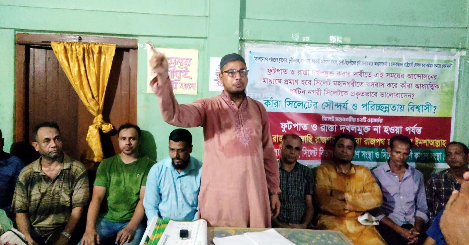 ফুটপাত ও রাস্তা দখলমুক্ত করার দাবীতে জেলা প্রশাসককে স্মারকলিপি প্রদান কাল
