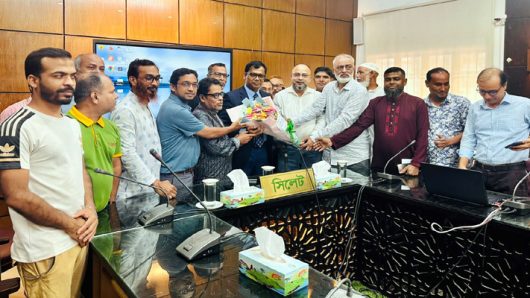সিলেটের জেলা প্রশাসককে ইলেকট্রনিক্স এসোসিয়েনের ফুলেল শুভেচ্ছা