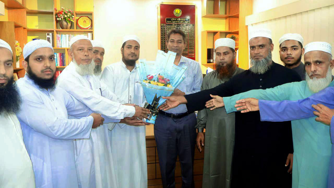এসএমপি কমিশনারের সাথে ইমাম মোয়াজ্জিন কল্যাণ পরিষদের কেন্দ্রীয় নেতৃবৃন্দ সৌজন্য সাক্ষাত