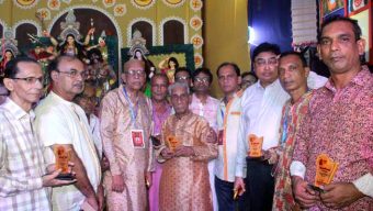 জাঁকজমকপূর্ণভাবে দুর্গোৎসবে গর্বের ছোঁয়া চৈতালী সংঘের গুনিজন সম্মাননা অনুষ্ঠিত