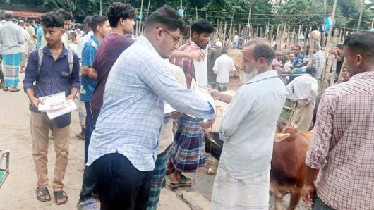 জালালপুর বাজারে ড. ফয়েজ উদ্দিন এমবিই’র সমর্থনে লিফলেট বিতরণ