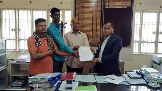 নৃন্যতম মজুরি ও শ্রম আইন বাস্তবায়নে পাঁচ দফা দাবিতে স্মারকলিপি