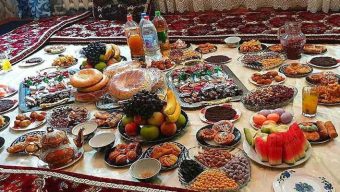 দস্তরখানে খাওয়ার বিধান কী?