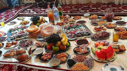 দস্তরখানে খাওয়ার বিধান কী?